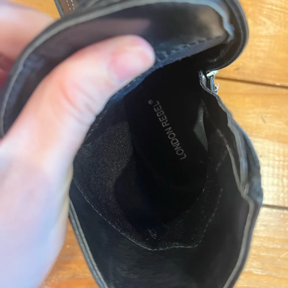 (405) “LONDON REBEL BLACK BOOTS” - Picture 9 of 10